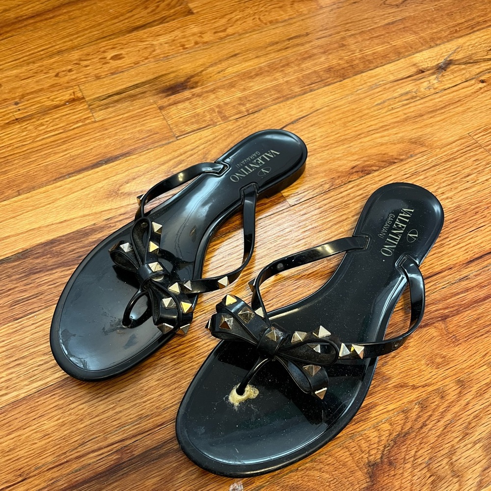 Valentino Garavani ROCKSTUD RUBBER SLIPPER